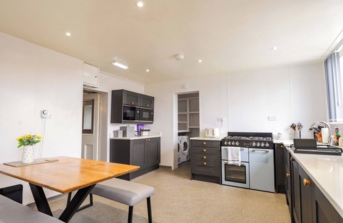 Cullen Cottage | CRANNOCH SELF CATERING, pet friendly, with hot tub in Cullen