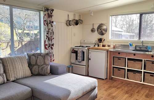 Whangarei Heads Cabin | Craypot Cabin: a slice of paradise on a lifestyle block nestled below Mt. Manaia