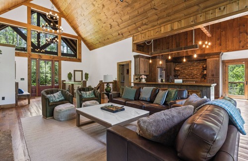 Blue Ridge Cabin | Creek Access, Hot-Tub, Fire-Pit, Game + Movie Room