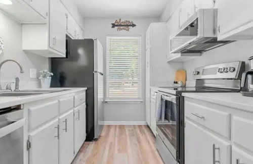 Hot Springs Village House | CREEK & GOLF VIEW, DECK, POOL TABLE, BEACH, FISH, LAKES, INDOOR POOL & GYM 4FEE