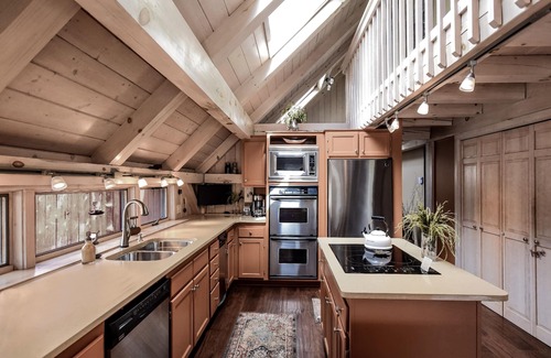 Nathrop Cabin | Creekfront Mnt View Hot Tub Quiet 4 ac FirePit Custom Built Starlink