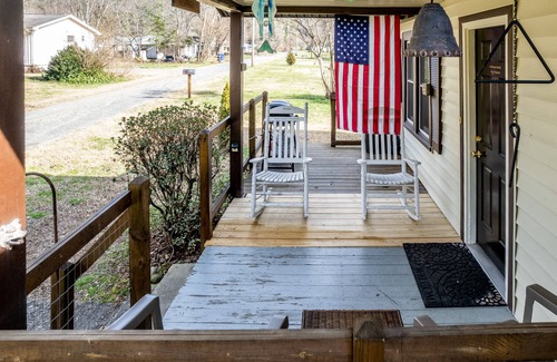 Bryson City Cottage | Creekside Cabin with Free WiFi, Firepit, Full Kitchen, & Private W/D - Dogs OK