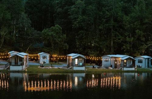 Pittman Center House | Creekside Modern Tiny Home - Firepit - Racoon Cabin