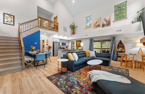 Hollister Cabin | Creekside Retreat 4BR/4BA with Private Hottub + Pond view