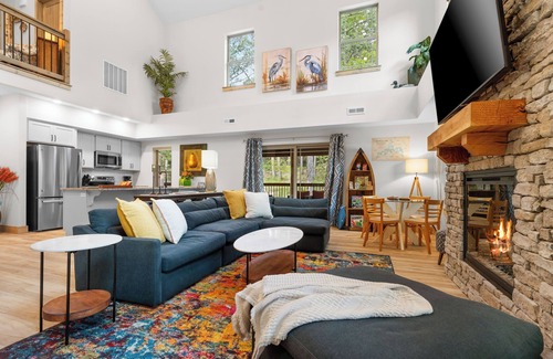 Hollister Cabin | Creekside Retreat 4BR/4BA with Private Hottub + Pond view