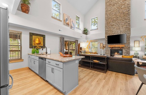 Hollister Cabin | Creekside Retreat 4BR/4BA with Private Hottub + Pond view