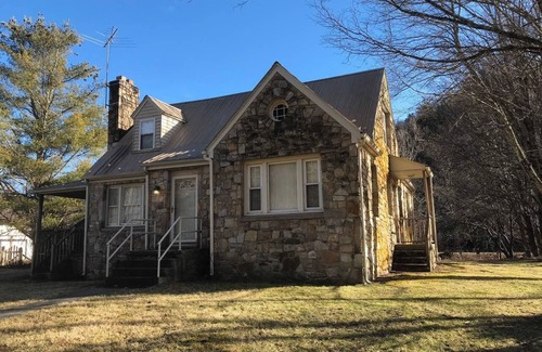 Damascus Cottage | Creeper Trail|King Bed|Pets OK|AT|Grayson|Home