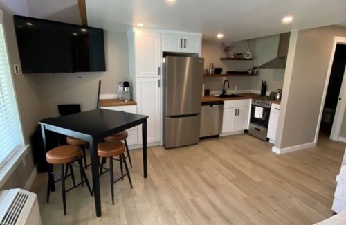 Quincy Condo | Crescent Bar Condo: On the river with Pool, Gorge shuttle/Wineries, AC