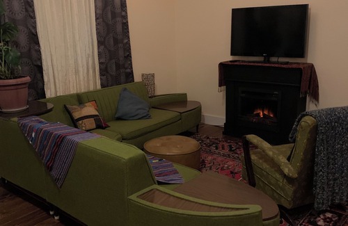 Creston Apartment | Creston,BC-Vintage Vacation SuitenCozy 2 bedrms. in town 1 Week-25%, 1 Month-40%