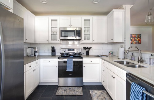 Crestline Heights House | Crestwood Bloom – 3BR Getaway w/Patio & Backyard