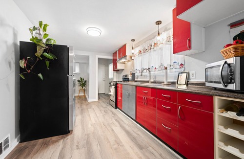 Pittsburgh House | Crew-Ready Home with 4 Queen Beds, Parking + Laundry