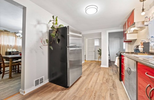 Pittsburgh House | Crew-Ready Home with 4 Queen Beds, Parking + Laundry