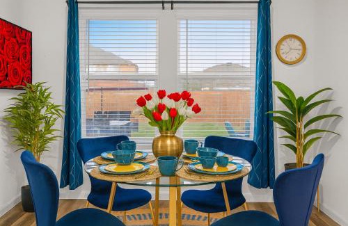 Lavon House | Crew Stay Sleeps 10, Wi-fi, Parking, Big Backyard