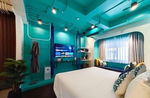 Thapae Hotel | CRIMSON SERIES - Boutique Hotel & Wine Bar