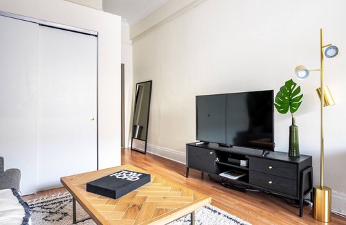 Theatre District Apartment | Crisp Downtown Studio w/W/D, Doorman, nr. Green Line, by Blueground