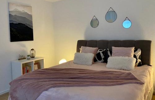 Grifflenberg Apartment | Cronenberger Apartment mit Garten - kontaktloses Einchecken, Netflix, Kingsize-Bett