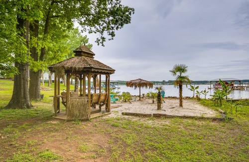 Cross Hill House | Cross Hill Lake House Rental w/Panoramic Views