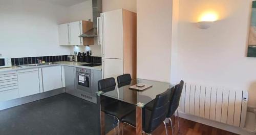 Newcastle-upon-Tyne Apartment | Crown Apartments 4A by Week2Week