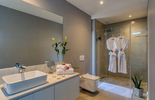 Knysna Hotel | Crown on the heads