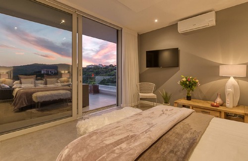 Knysna Hotel | Crown on the heads