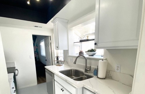 Crown Point House | Crown Point 2B Home w/Backyard 2 Blocks to Bay