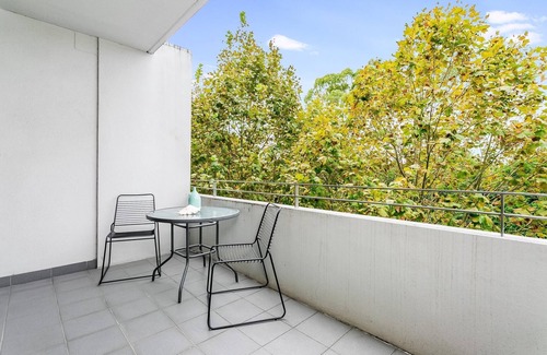 St. Leonards Apartment | Crows Nest - CLA26 - Clarke Street - Stylish Crows Nest Apartment with Balcony Overlooking Park