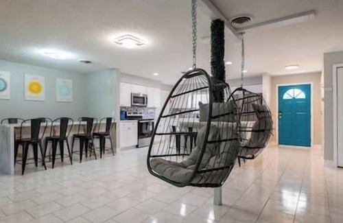 College Manor House | Cruise Haven – Pool, 15 Min to Port Canav & Beach