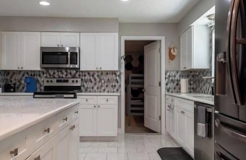 College Manor House | Cruise Haven – Pool, 15 Min to Port Canav & Beach