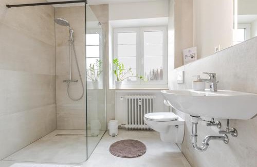 Nordbahnhof Apartment | cruwzo I Spacious 3 BR with WiFi Kitchen Games