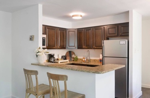 Aurora Highlands Condo | Crystal City Charm 2BR/Free Parking 104