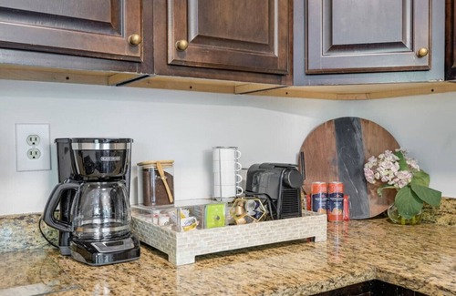 Aurora Highlands Condo | Crystal City Charm 2BR/Free Parking 104