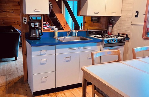 Harrison Cabin | Crystal Lake Camp Getaway – 3BR with Bunk Room & Private Lake Access