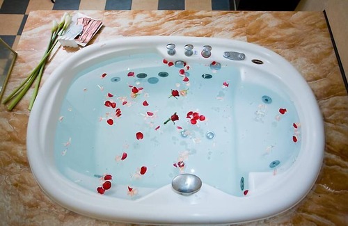 North District Hotel | Crystal Motel