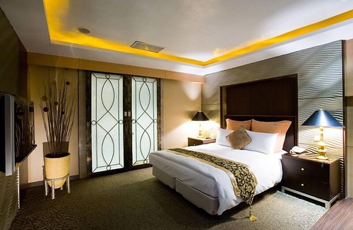 North District Hotel | Crystal Motel