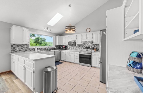 Linn Creek House | Crystal Springs - Lakefront with Hot Tub!