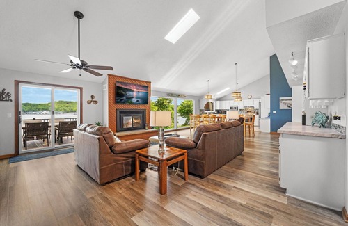 Linn Creek House | Crystal Springs - Lakefront with Hot Tub!