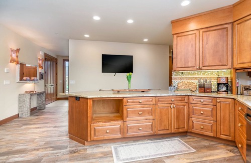 Black Diamond House | Custom-built lakefront lodge with a dock, deck, & grill for a party of eight