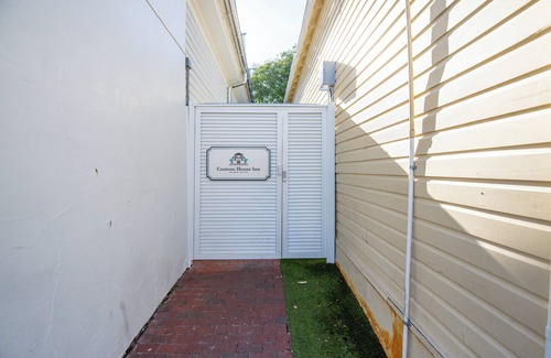 Historic Seaport Apartment | Custom House Inn | 8 BR Suite Compound on Duval!