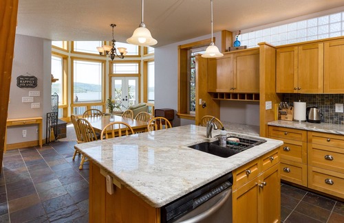 Klamath Falls House | Custom house with majestic Klamath Lake view, hot tub & outdoor space