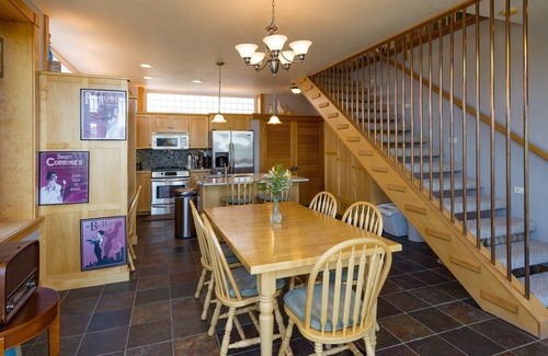 Klamath Falls House | Custom house with majestic Klamath Lake view, hot tub & outdoor space