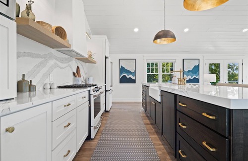 Village of Pewaukee House | Custom Lake View Home Modern Touches Throughout & Cozy Fireplace 🍂 🍁