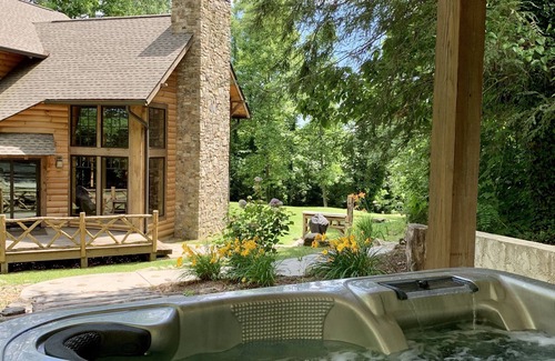 Hendersonville Cabin | CUSTOM LOG HOME WITH FIREPLACE, FIRE-PIT AND HOT TUB