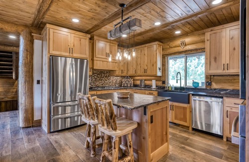 Rio Vista Estates House | Custom riverfront log home w/hot tub, decks & fireplace