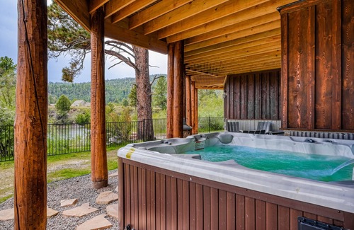 Rio Vista Estates House | Custom riverfront log home w/hot tub, decks & fireplace
