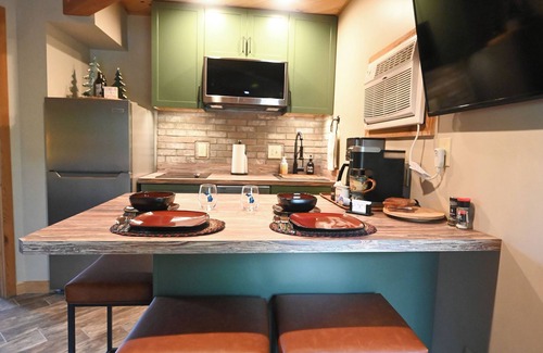 Mancelona Condo | Cute, 1 bdrm sleeps 2 Golf/ski. pool and Wifi! new KING bed. NEW kitchen coming