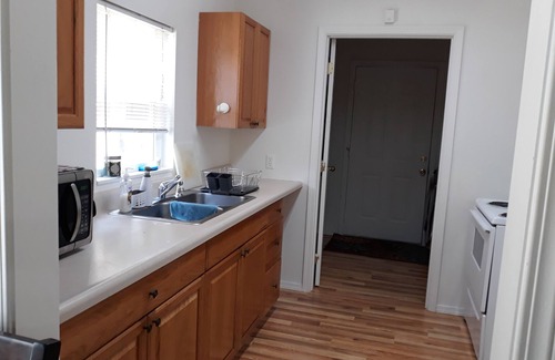 Coos Bay House | Cute 2 bed 1 bath fully furnished, close to shops, restaurant, Ming park.