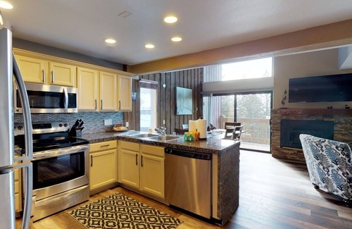 Mammoth Lakes Condo | Cute and cozy 1 br + loft condo with great views in Mammoth Ski & Racquet Club