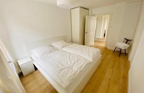 Detmold-Nord Apartment | Cute Apartment - Detmold city center - large kitchen, bath, south facing balcony - free parking and wifi