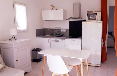 Velleron Apartment | Cute apartment with Jacuzzi and private garden