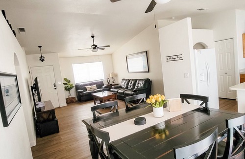 Lake Havasu City House | Cute, Clean, Cozy & Bright! Comfortably Sleeps 8 - Ample Boat/Toys Parking.